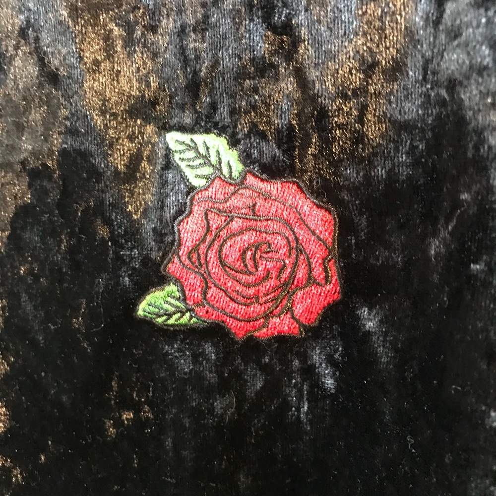 VELVET ROSE TEE - Picture 2 of 3